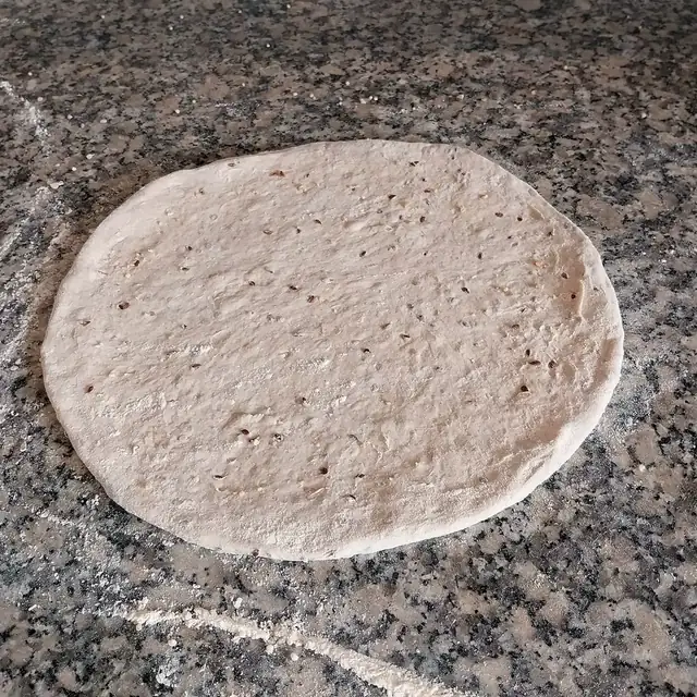Un pâton étalé à la main